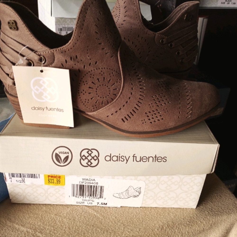 Size 7.5 ankle boots by Daisy Fuentes.